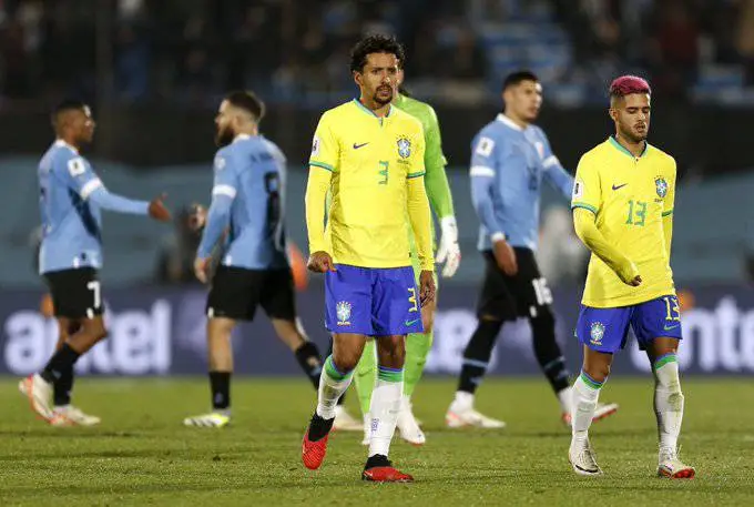 Em mais uma atuação ruim, Brasil perde para o Uruguai e cai para terceiro na tabela