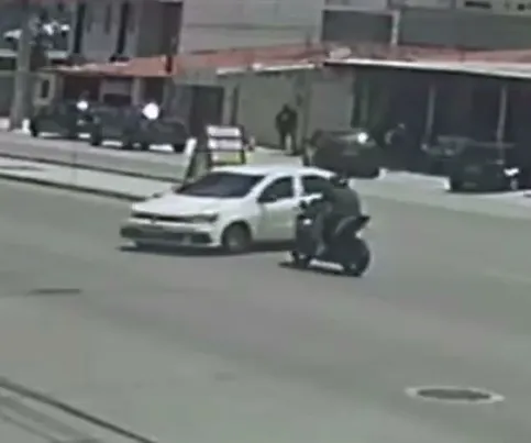 Vídeo: Motociclista colide em carro na Sargento Hermínio e vai parar em cima do veículo