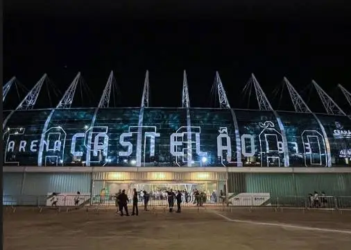 Solenidade pelos 50 anos do Castelão tem jogo com ex-atletas e show de luzes de LED