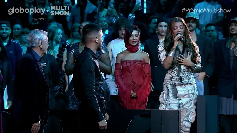 Ludmilla se redime após polêmica e canta Hino Nacional no Prêmio Multishow