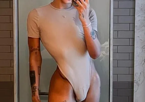 Pabllo Vittar agita web ao exibir volume em foto de maiô