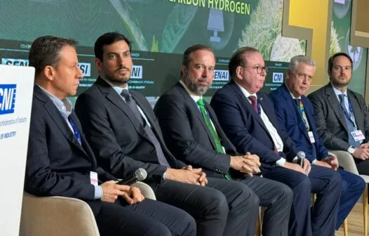 Presidente da Fiec modera painel sobre hidrogênio verde durante a COP28