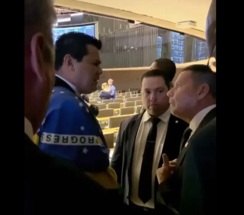 Mourão e deputado bolsonarista discutem no Congresso após abraço em Dino