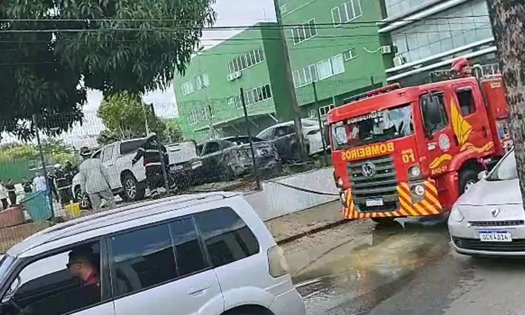 Incêndio atinge quatro veículos em estacionamento de delegacia em Fortaleza