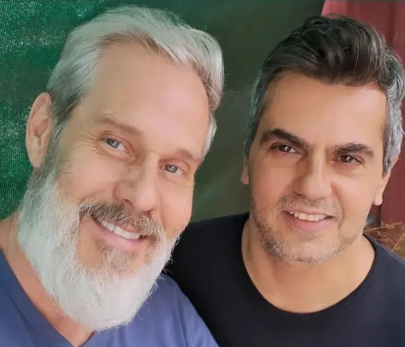 Galã dos anos 1990, Nico Puig posa ao lado do namorado