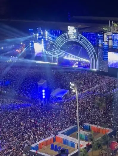 Réveillon de Fortaleza: multidão lota Aterro da Praia de Iracema para ver show de Roberto Carlos