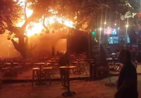 Incêndio atinge restaurante em Jericoacoara e população ajuda controlar chamas