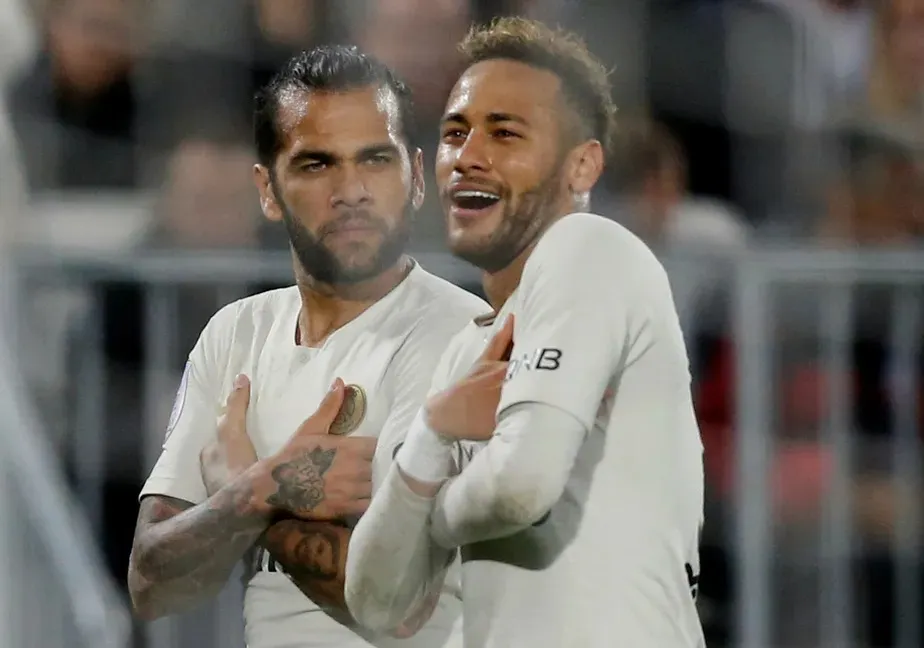 Pai de Neymar nega nova ajuda em fiança de Daniel Alves