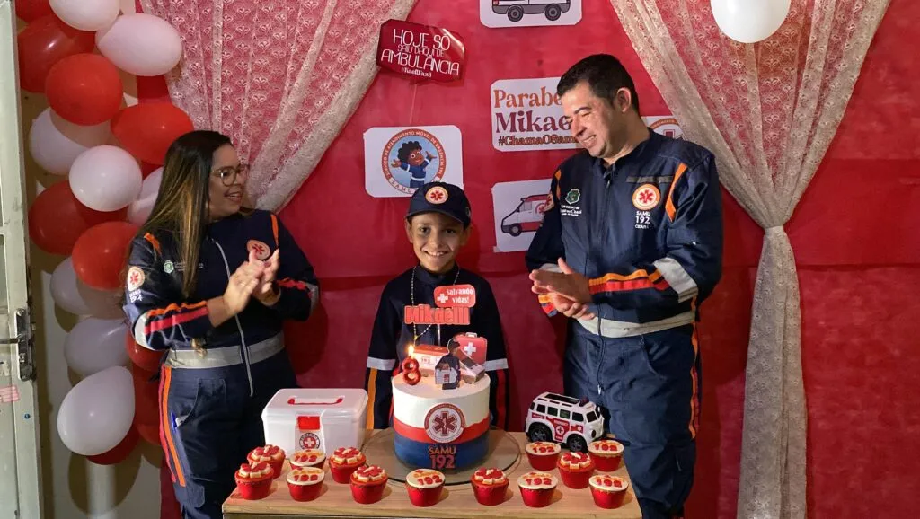 Criança com autismo ganha visita surpresa do Samu em festa de aniversário