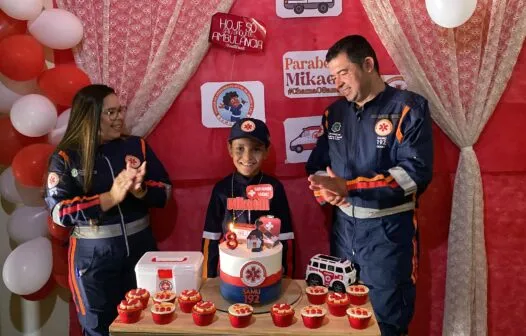Criança com autismo ganha visita surpresa do Samu em festa de aniversário
