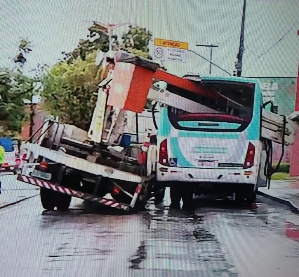 Acidente entre caminhão e ônibus em Fortaleza deixa duas pessoas mortas