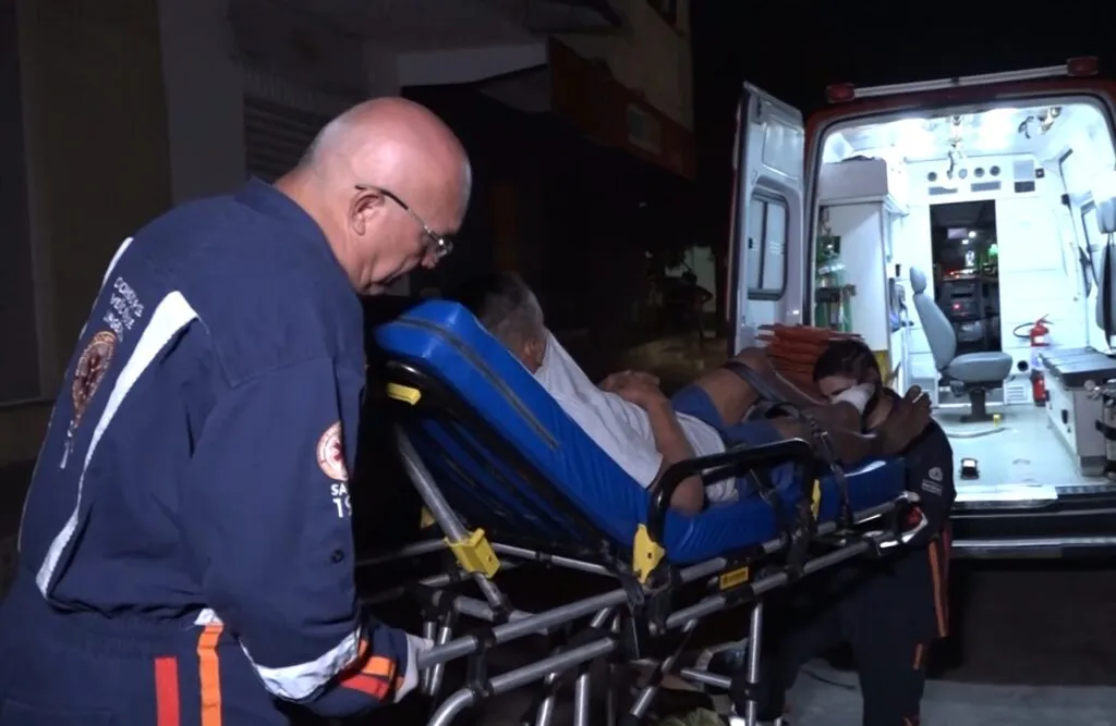 Homem é agredido com barra de ferro e é socorrido por moradores em Fortaleza