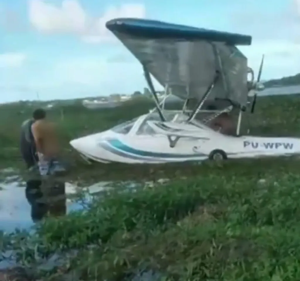 Avião tem problema no motor e faz pouso de emergência em rio no Ceará