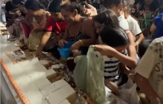 População se amontoa sobre bolo de 33 metros em aniversário de cidade no Ceará