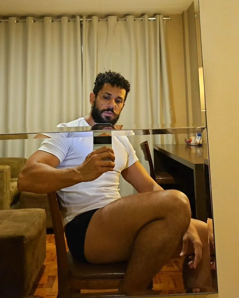 Amaury Lorenzo arranca suspiros nas redes sociais com foto casual