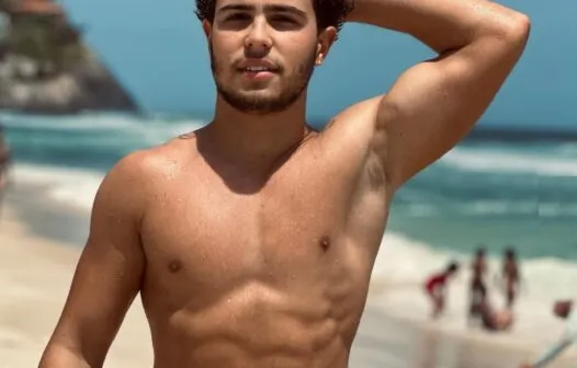 Ator cearense Igor Jansen faz sucesso ao analisar gírias do Ceará