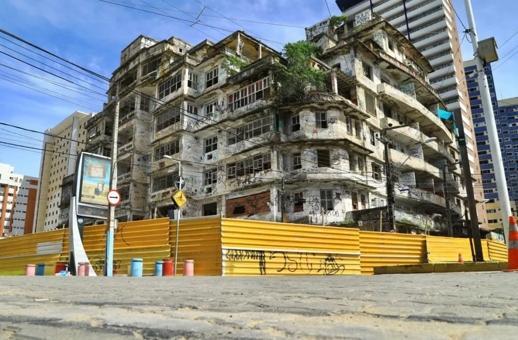 Após 17 dias, parte da cobertura do Edifício São Pedro já está sendo demolida