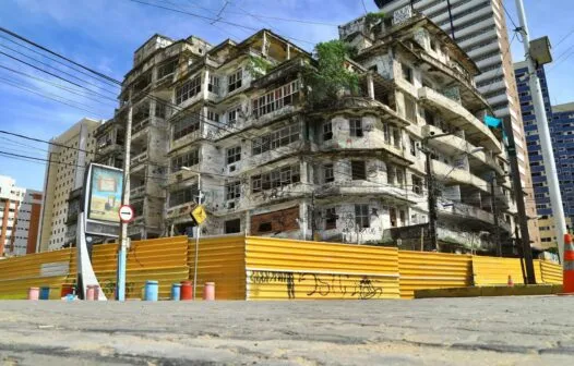 Após 17 dias, parte da cobertura do Edifício São Pedro já está sendo demolida
