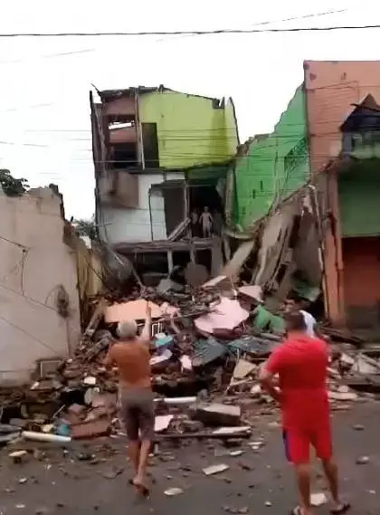 Prédio de três andares desaba no bairro Novo Mondubim após chuvas em Fortaleza
