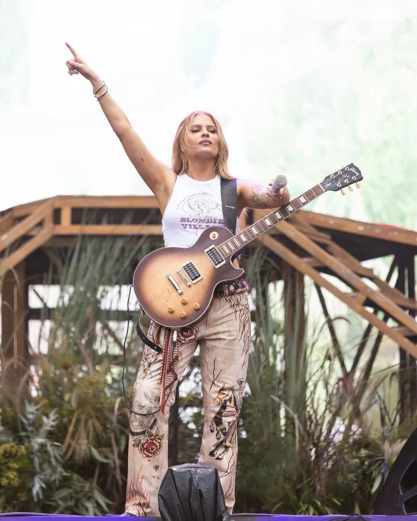 Luísa Sonza lota Lollapalooza no primeiro dia e faz homenagem a Chico Buarque