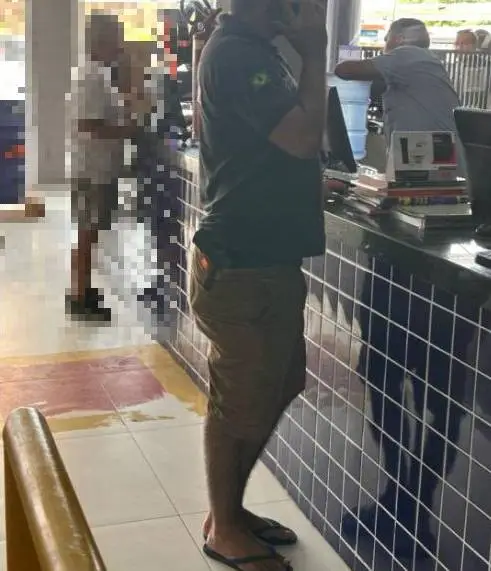 CGD afasta delegado flagrado armado, de bermuda, chinelo e com camisa da Polícia Civil em loja
