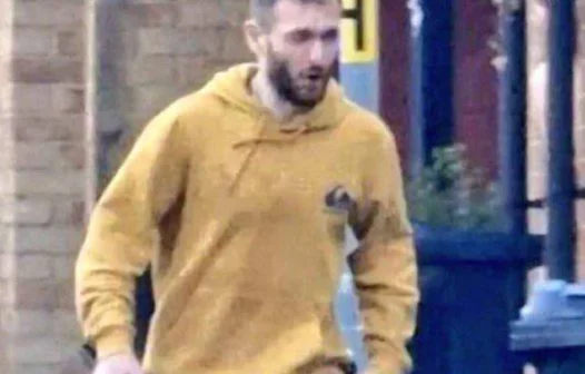 Homem é detido com espada após esfaquear pessoas perto de metrô em Londres; vídeo