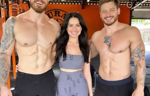 Juliette surge em foto com o namorado ao lado de sósia