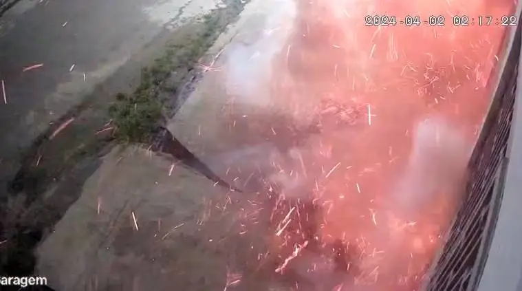 Homens arremessam bomba contra portão de casa e causam explosão, em Iguatu