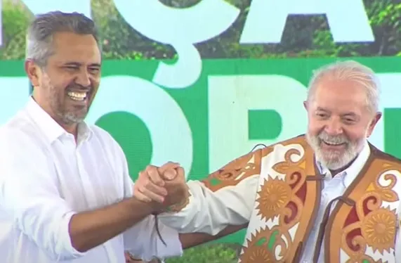 Lula recebe ‘gibão cearense” produzido por Espedito Seleiro como presente de Elmano