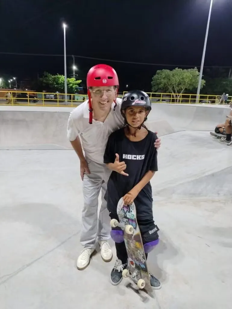 John Textor, dono da SAF do Botafogo, anda de skate em Saquarema