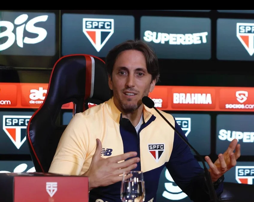 Zubeldía é apresentado no São Paulo e fala em resgate do clube: 'Objetivos são os mais altos'