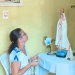 Devota batizada em homenagem a Nossa Senhora de Fátima relata milagres da Santa