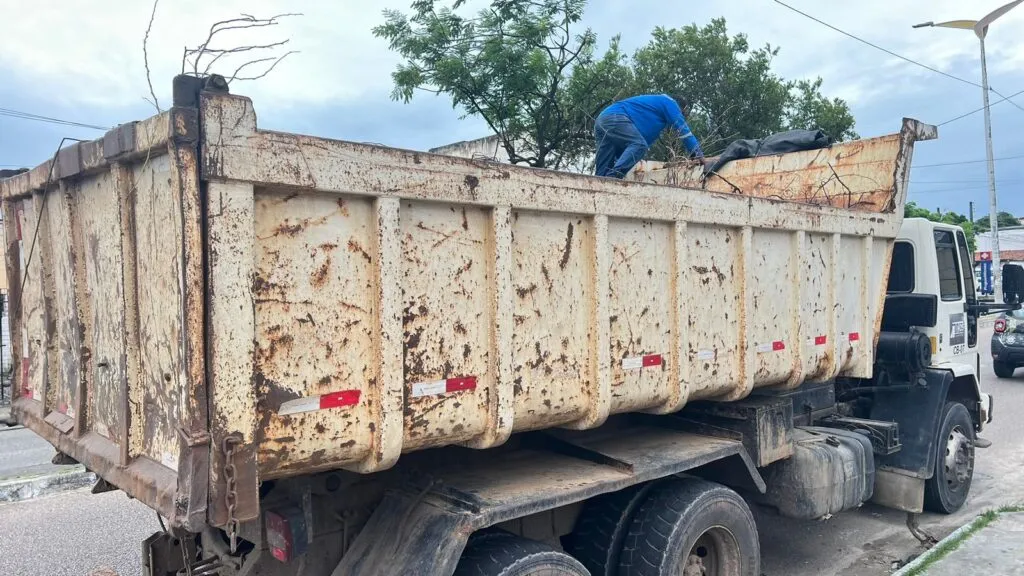 21 veículos já foram apreendidos em flagrante pela Agefis descartando lixo em área pública, em Fortaleza
