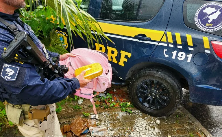 Passageira é presa com 1 kg de crack dentro de ônibus com destino a Jericoacoara
