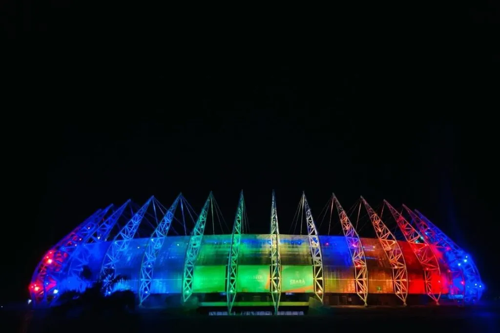 Arena Castelão se ilumina com as cores do arco-íris em comemoração ao Dia Mundial de Combate à LGBTfobia