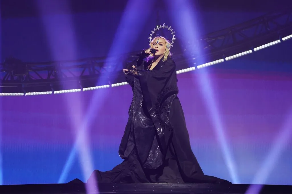 Areia da praia do show da Madonna é vendida por até R$ 50