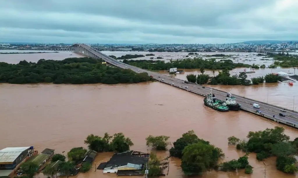 Combustíveis voltam a chegar aos poucos ao RS, mas muitos postos seguem alagados, diz IBP