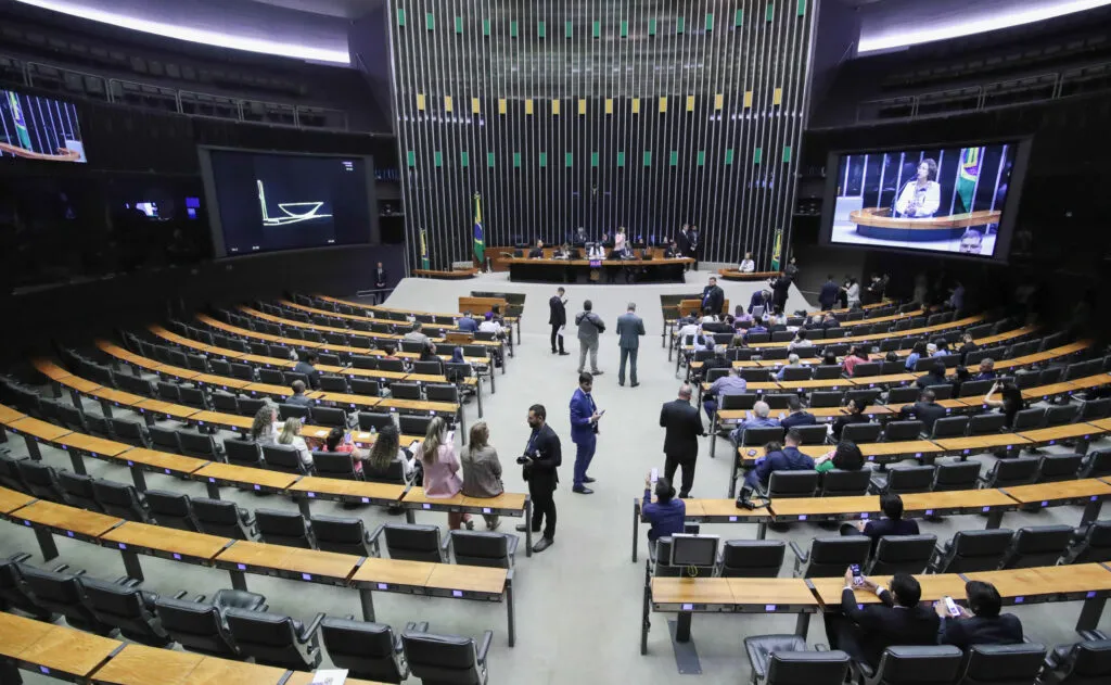 ‘Hediondo’ e ‘crime de pensamento’: deputados governistas e da oposição divergem sobre golpe