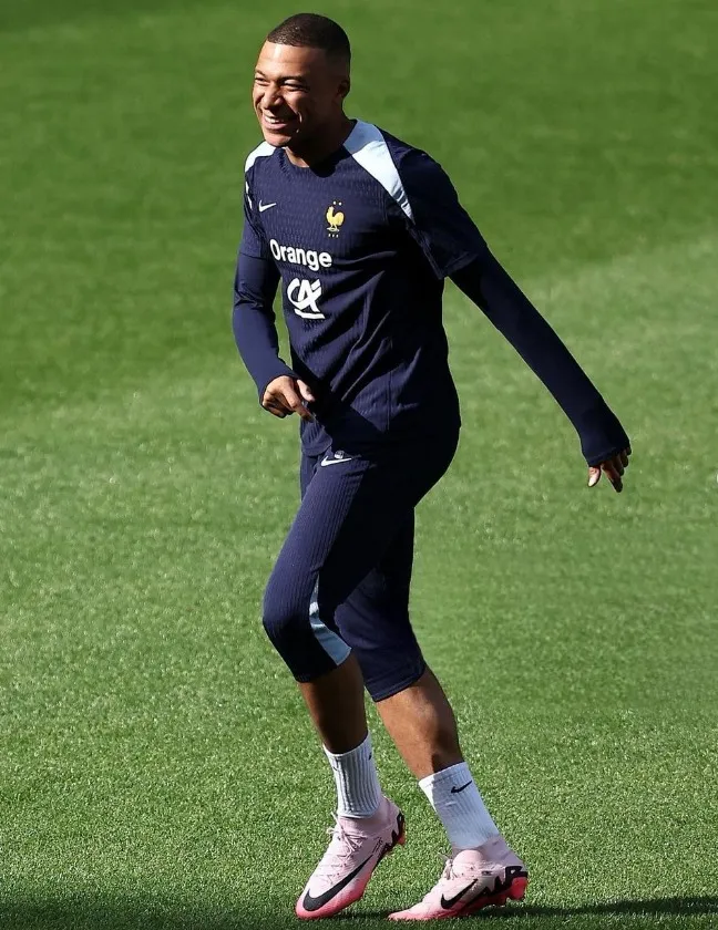 Mbappé acerta com Real Madrid e recebe boas-vindas de Vinicius Junior e Rodrygo