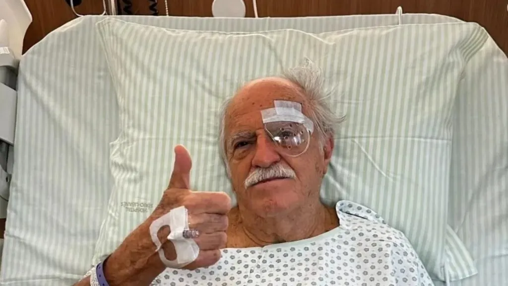 Ary Fontoura tranquiliza fãs pelas redes sociais após passar por cirurgia no olho