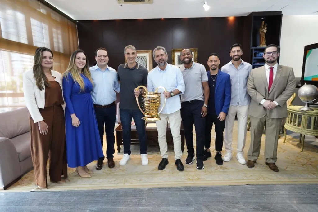 Governador do Ceará recebe Vojvoda e jogadores do Fortaleza, campeões da Copa do Nordeste