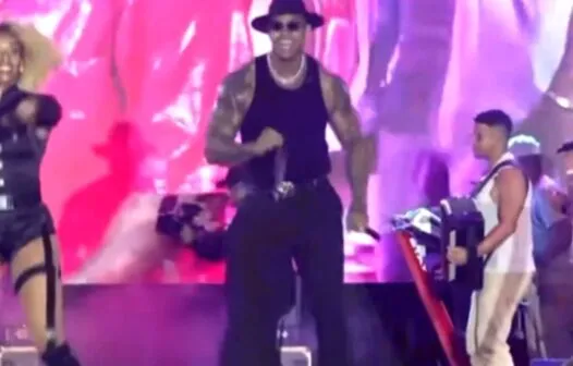 Léo Santana é atingido nas partes íntimas após fã jogar celular; vídeo