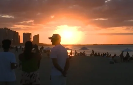 Saiba por que o pôr do sol está com cores alaranjadas no céu de Fortaleza