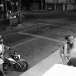 Casal em moto invade restaurante de sushi, ameaça e rouba vítimas em Fortaleza; vídeo