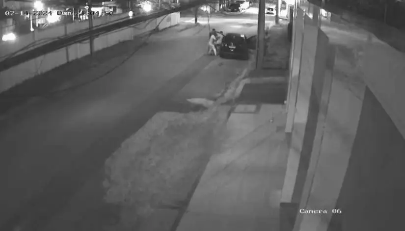 Casal em carro estacionado tem veículo tomado de assalto por criminosos em Fortaleza