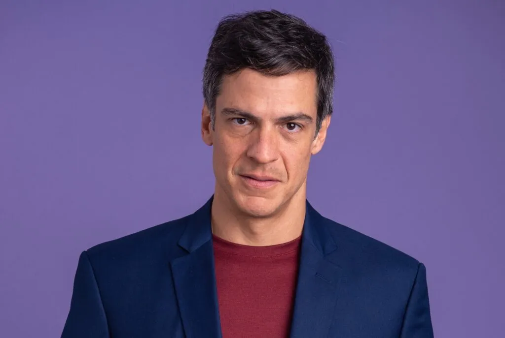 Mateus Solano cobra publicamente pagamento por reprises de novela