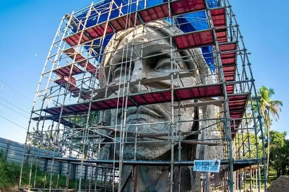 Estátua de Jesus Cristo que busca ser a maior do mundo é obra de cearense