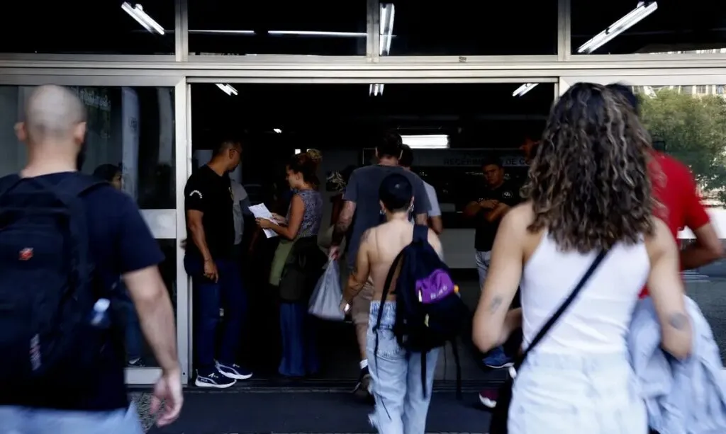 Prazo para pedir isenção da taxa do Enem 2025 termina nesta sexta-feira (25); veja quem tem direito e como solicitar
