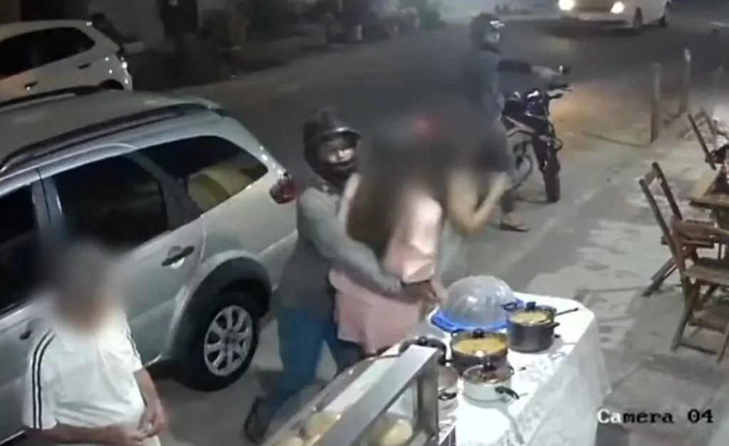 Família é atacada por assaltantes enquanto aguardava atendimento em lanchonete, em Fortaleza