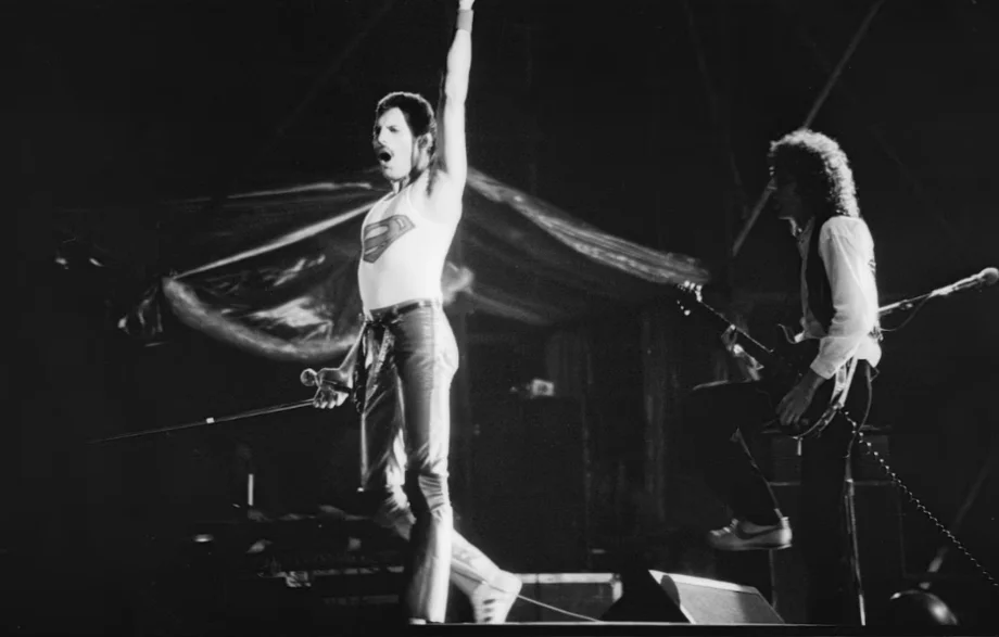 Trabalhar com Freddie Mercury era difícil e 'irritante' no início, diz guitarrista do Queen